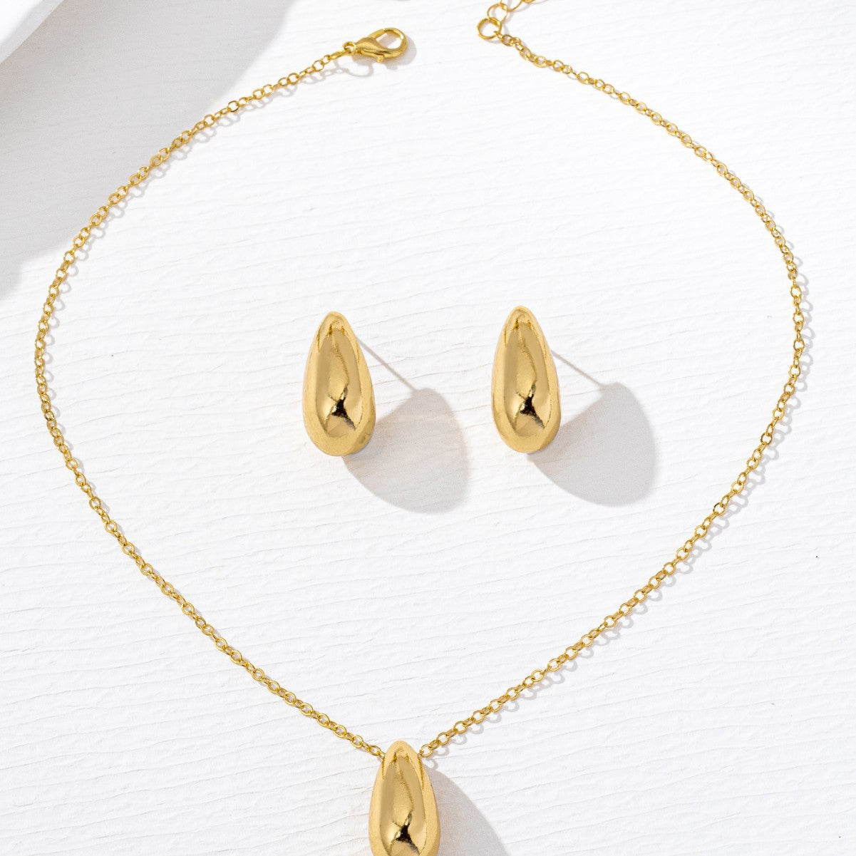 K Golden Teardrop-shaped Necklace And Earring Set