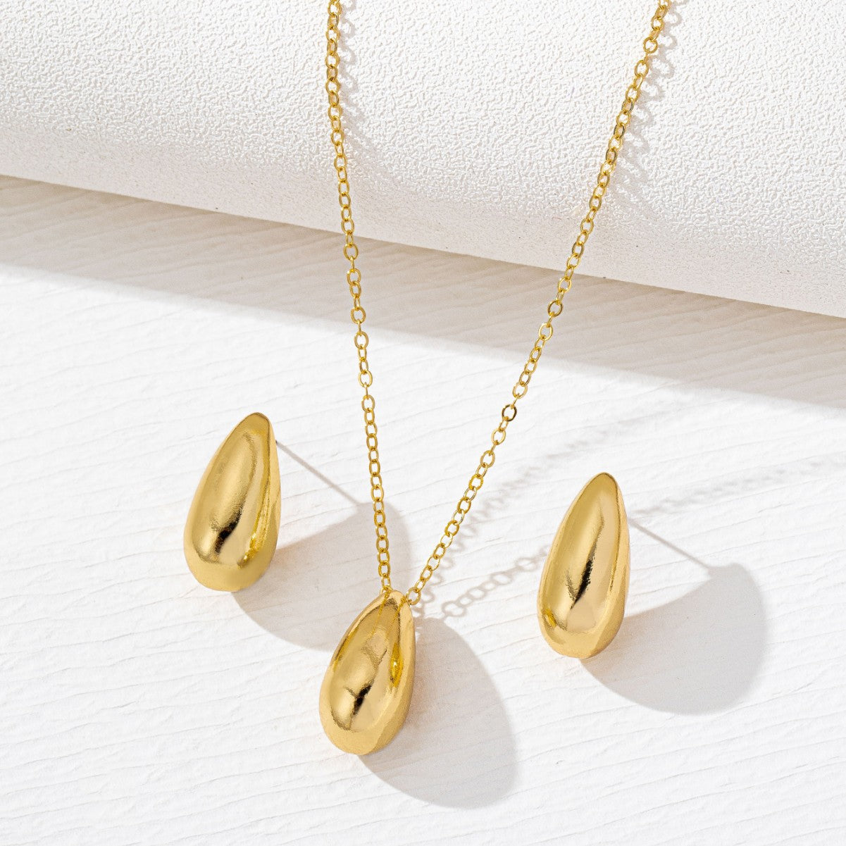 K Golden Teardrop-shaped Necklace And Earring Set
